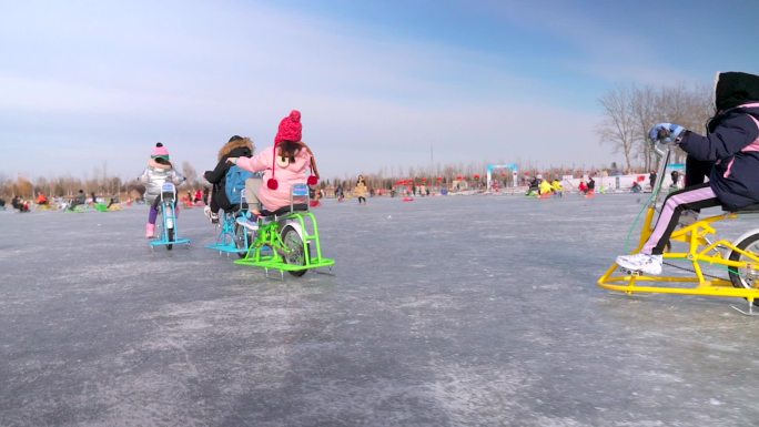 冬季在露天冰场玩耍的东方女性和儿童