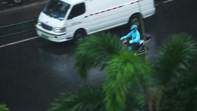 外卖骑手雨天骑行