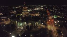科罗拉多州丹佛市科罗拉多州国会大厦夜间无人机拍摄视频素材