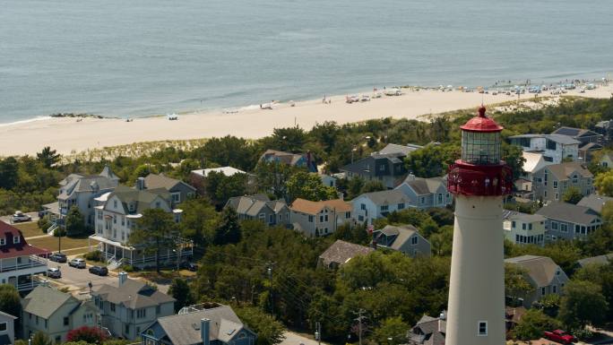 新泽西州五月角的灯塔，在一个阳光明媚的夏天。空中全景视频，摄像机可前后移动。