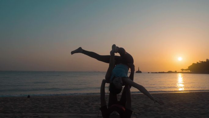 海边日出 双人瑜伽 剪影