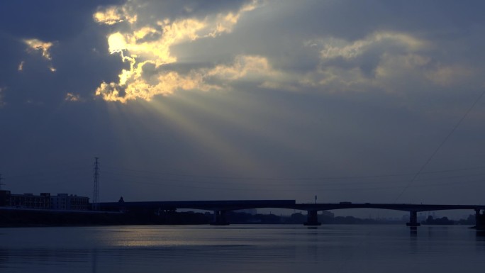 波光粼粼湖水，日出桥梁