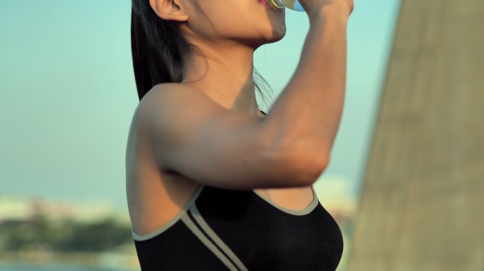 亚洲年轻女子在高强度运动后喝水补水。生活方式、成功、权力、健康、领导力、运动女性、运动准备