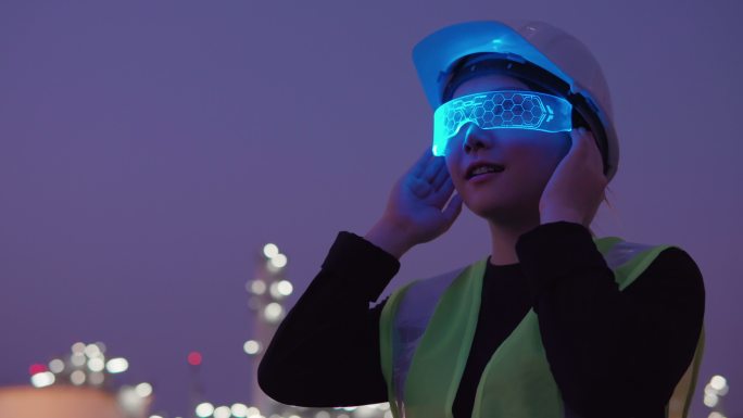 在石油天然气或其他工业场所，女工程师戴着未来主义虚拟现实眼镜的视频片段。
