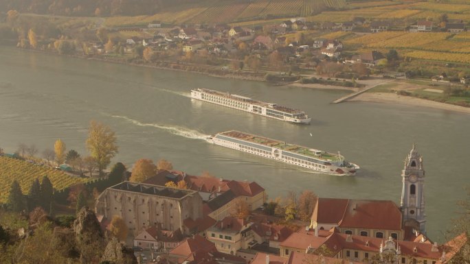 多瑙河上的两艘小船——奥地利杜恩斯坦