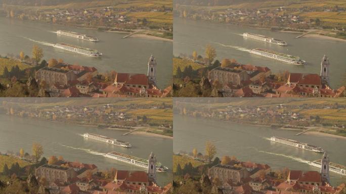 多瑙河上的两艘小船——奥地利杜恩斯坦