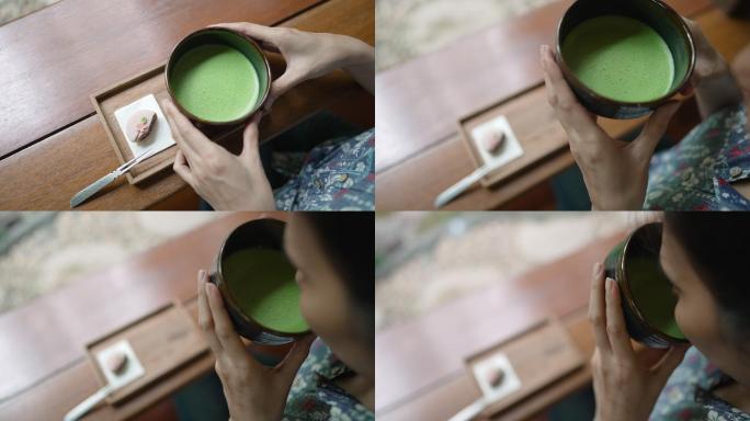 女游客在咖啡馆喝日本抹茶。