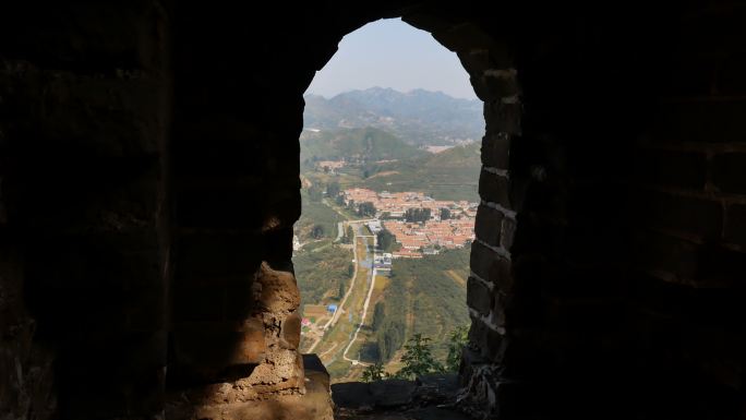 中国古代长城遗址的灯塔裂缝