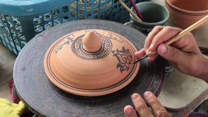 特写手工装饰陶瓷青瓷，泰国素可泰艺术，制作泰国陶瓷工艺品