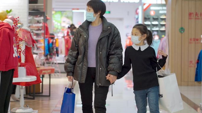 在商场逛街购物的中国母女