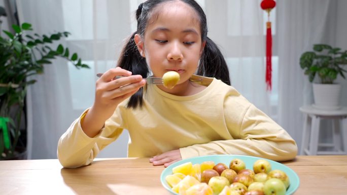 休息吃水果的中国女孩