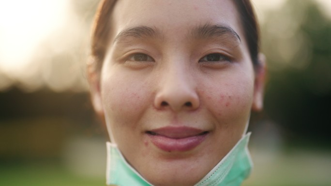 一个女人摘下口罩的肖像