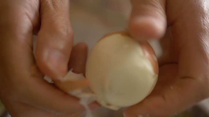 手剥煮鸡蛋剥鸡蛋蛋清蛋黄