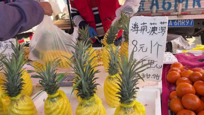 商贩卖菠萝卖凤梨削好的菠萝 (2)