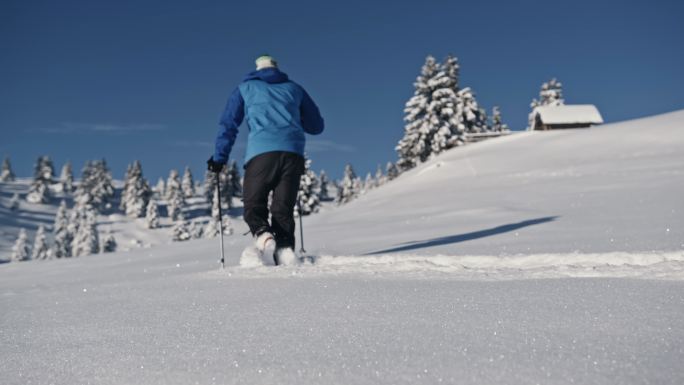 斯洛莫山徒步旅行者在山上的新雪中跋涉
