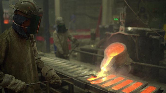 金属工业工作-浇注熔融金属