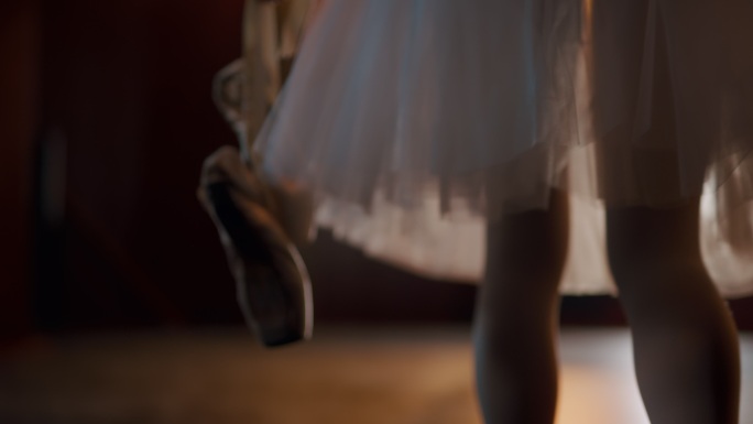 SLO MO芭蕾舞演员把她的芭蕾舞鞋掉在了舞台上