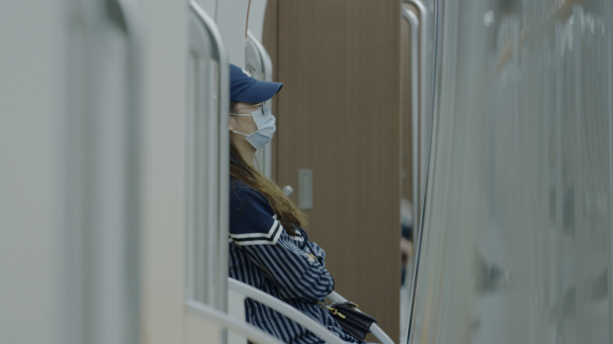疫情下的北京通勤白领地铁站戴口罩