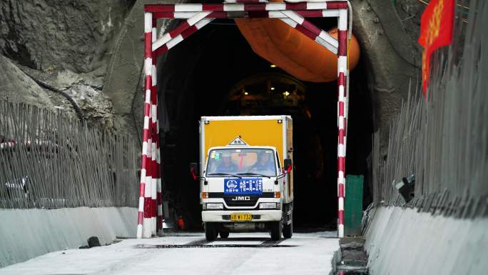 汽车倒车 装卸货物 施工工地 基础建设