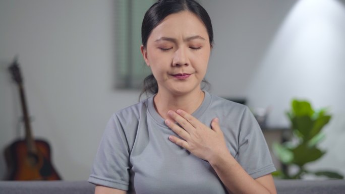 一名亚洲妇女发烧咳嗽。