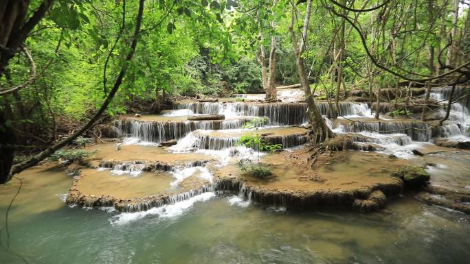 泰国Kanchanaburi Srinakarin大坝热带雨林怀美Khamin瀑布（四楼）。怀美卡敏