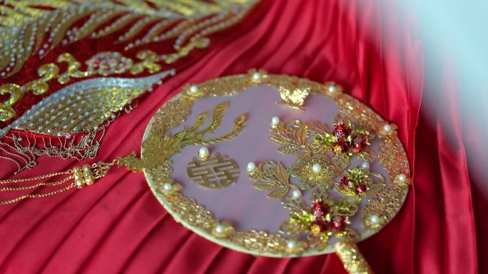 婚礼日的中国折扇。