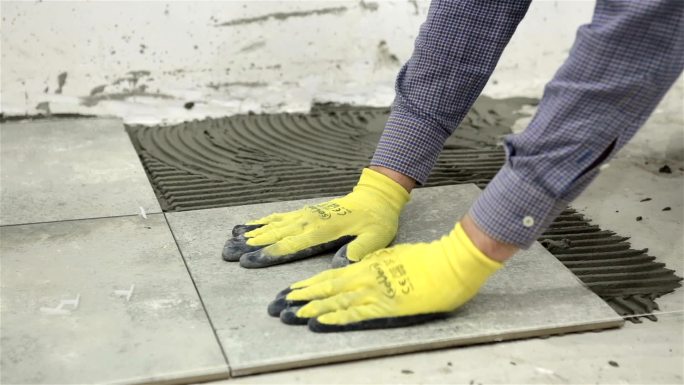 建设用陶瓷地砖进行施工。