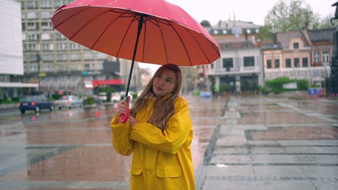 雨天和寒冷的城市里的女人。