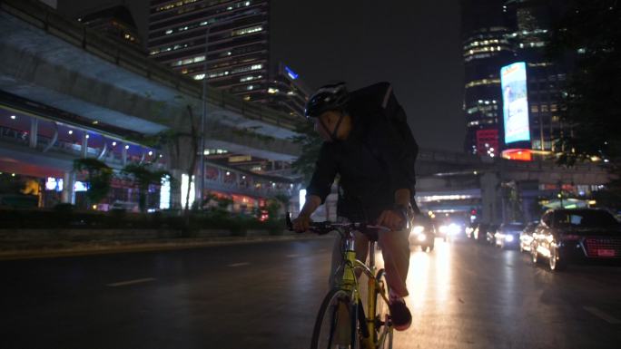 亚洲男人晚上骑自行车送货