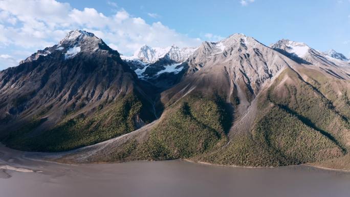 西藏雪山风景的航空摄影