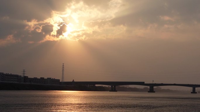 波光粼粼湖水，日出日落大桥