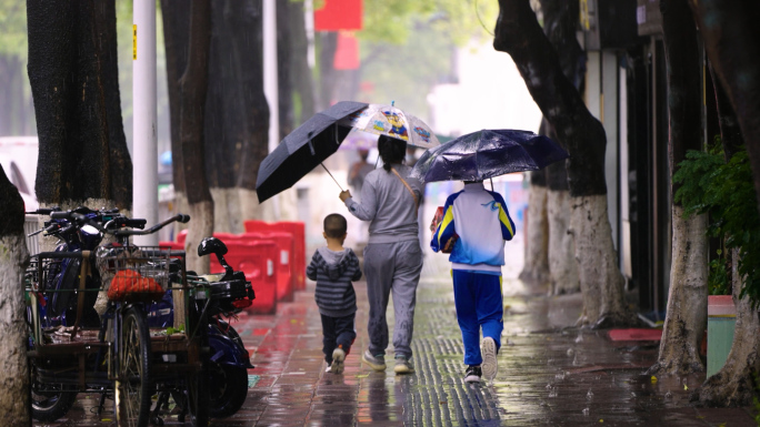 雨中行人