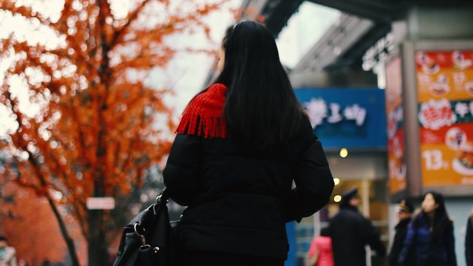 女人等候过马路