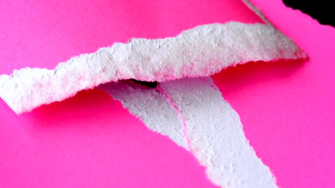 黑色背景上撕破的纸