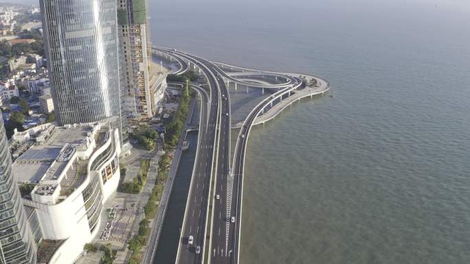 海上公路和海上立交桥的4k空中视频