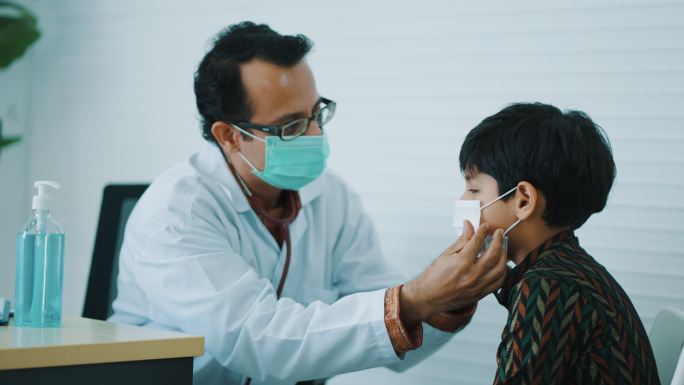 医生建议小男孩在2019冠状病毒疾病期间照顾好自己。