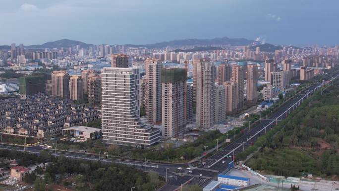 环绕航拍雨后清新的城市楼盘街景