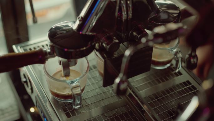 咖啡机制作浓缩咖啡时的特写镜头。