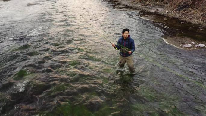 犹他州普罗沃河上的亚裔男子飞钓