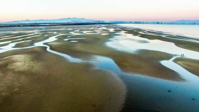 中国河北北戴河风景区迷人海滩和浅滩鸟瞰图