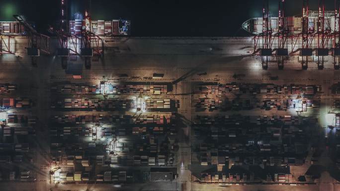 夜间繁忙工业港集装箱船的T/L鸟瞰图