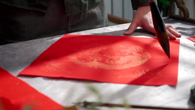 中国农历新年写春联的男性