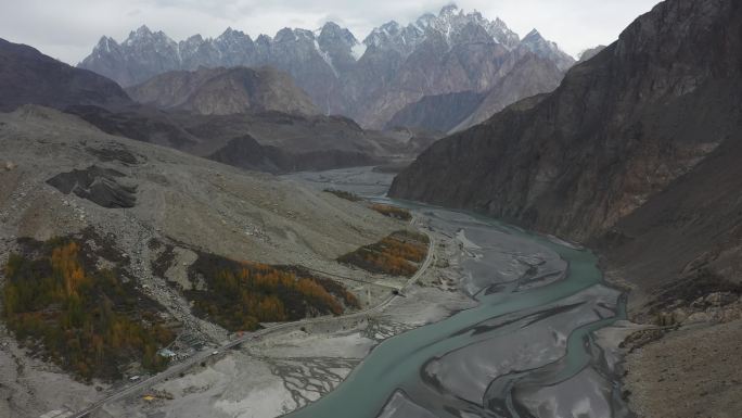 秋季喜马拉雅山脉河流风景鸟瞰图