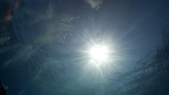 阳光穿过海面水面上的阳光