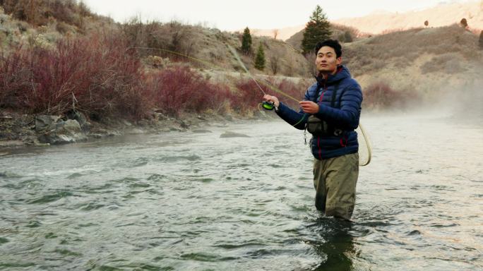 犹他州普罗沃河上的亚裔男子飞钓
