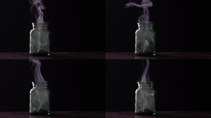 在黑暗中，绿色毒药瓶冒出烟雾的4K视频