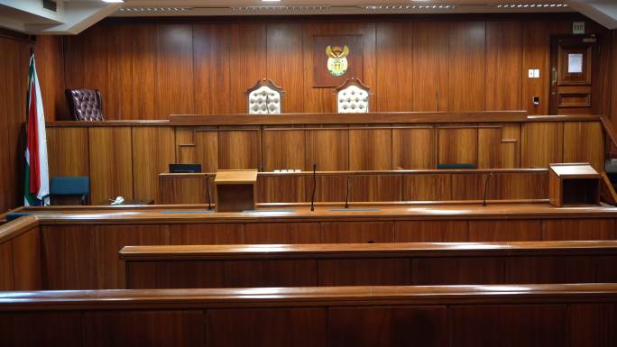 法院内部，带有木镶板
