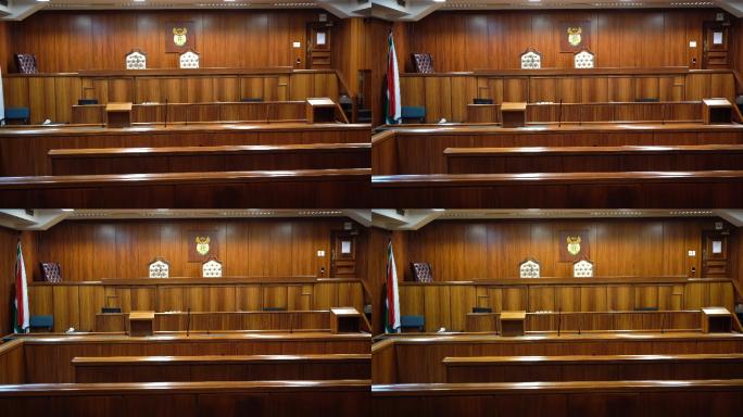 法院内部，带有木镶板