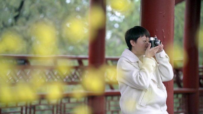 春季在北京大觉寺游览的中国女性