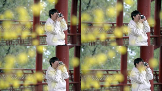 春季在北京大觉寺游览的中国女性